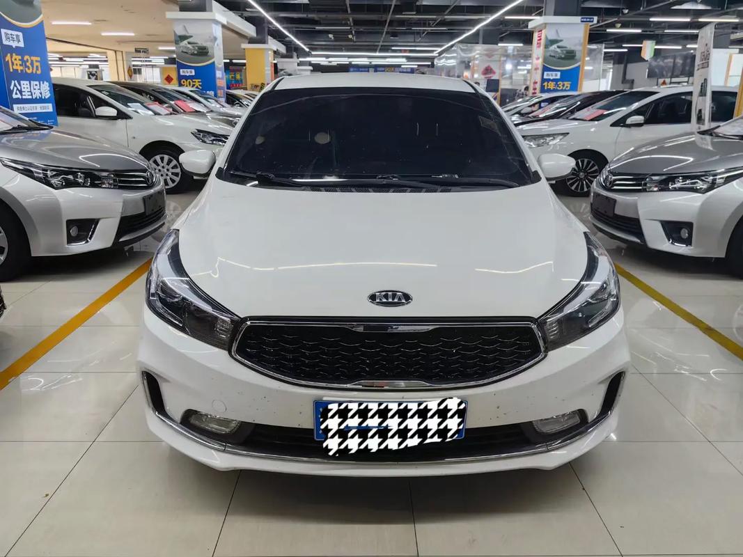 白色起亚k5,白色起亚k3